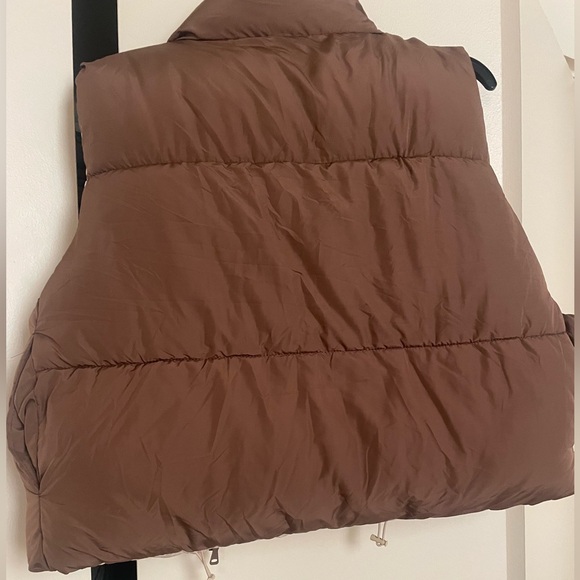 Cropped Puffer Vest - Picture 2 of 2